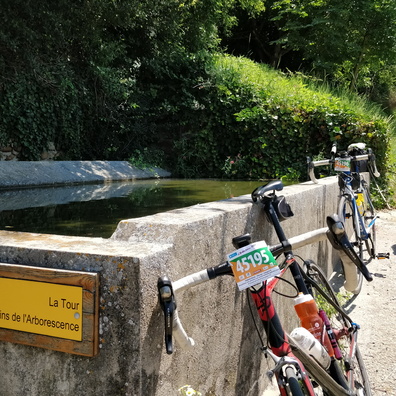 Refreshment at a fountain in Albon