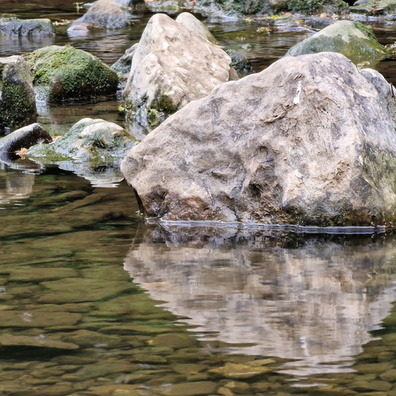 Rock reflection at Drëps