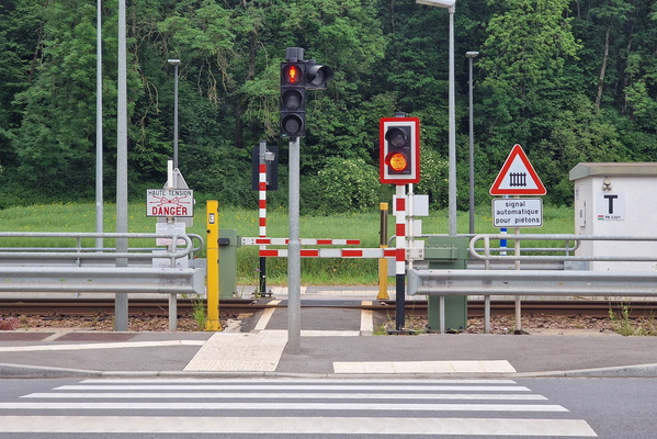 Railway crossing for pedestrians