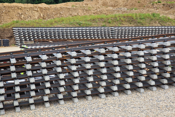 Stacked tramway rails