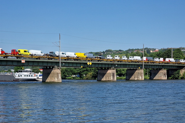 Transportation on and above the Moselle
