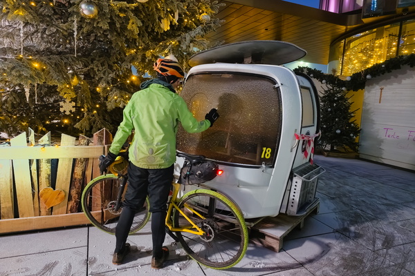 A winter's cyclist's ephemeral art