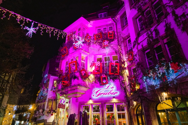 Oh, another building with some decorations. How original