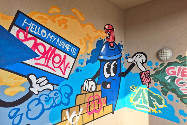 Orderly chaos: Vivid shapes, colours, and clear outlines.